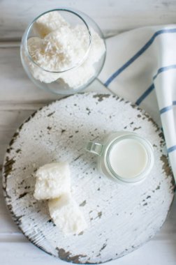 Hindistan cevizi aromalı sincaplar veya marşmelovlar.