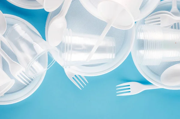 Одноразовий посуд з білого пластику — стокове фото