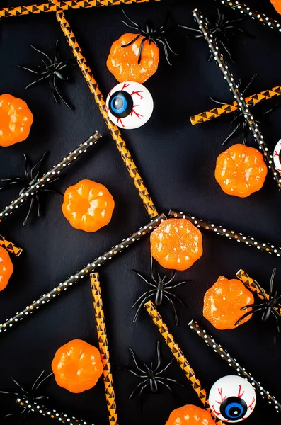 Halloween Hintergrund mit Kürbis, Süßigkeiten, Augen und Spinnen — Stockfoto