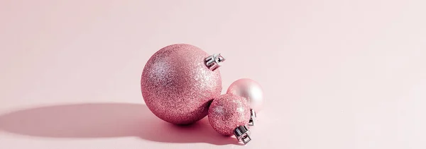 Rosa jul bollar på rosa papper bakgrund — Stockfoto