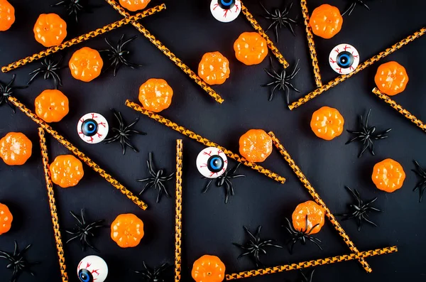 Halloween achtergrond met pompoen, snoep, ogen en spinnen — Stockfoto