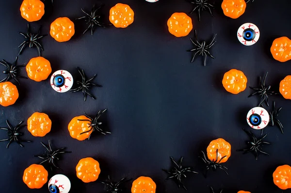 Halloween achtergrond met pompoen, snoep, ogen en spinnen — Stockfoto