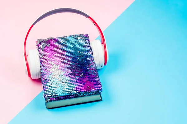 Telefon Słuchawkami Książki Kolorowym Tle Papieru Koncepcja Książki Audio Nowoczesna — Zdjęcie stockowe