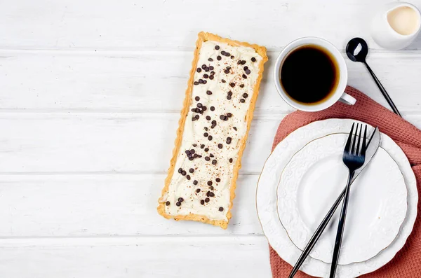 Vanilyalı Tart Çikolata Damlalı Cheesecake Beyaz Ahşap Masada Bir Fincan — Stok fotoğraf