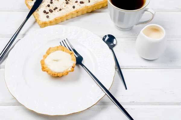 Vanilyalı Tart Çikolata Damlalı Cheesecake Beyaz Ahşap Masada Bir Fincan — Stok fotoğraf