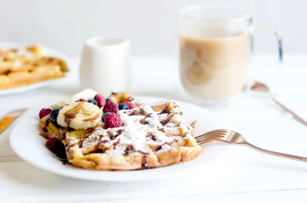 Desayuno con gofres belgas y café con leche — Foto de Stock