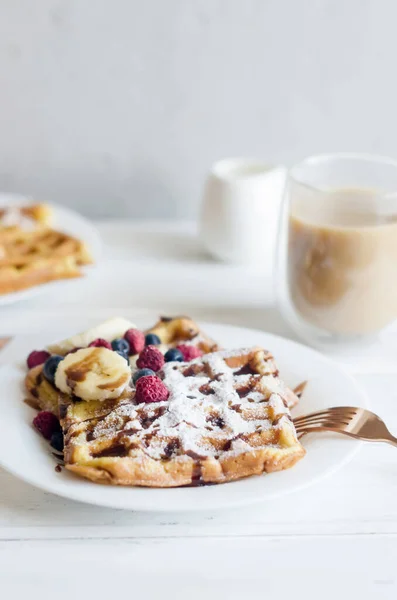 Desayuno con gofres belgas y café con leche — Foto de Stock