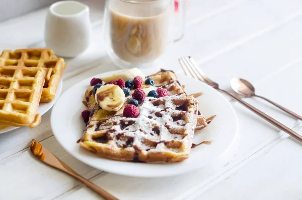 Desayuno con gofres belgas y café con leche — Foto de Stock