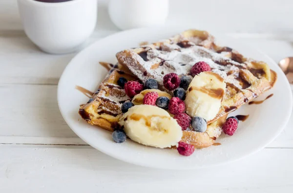 Desayuno con gofres belgas y café con leche — Foto de Stock