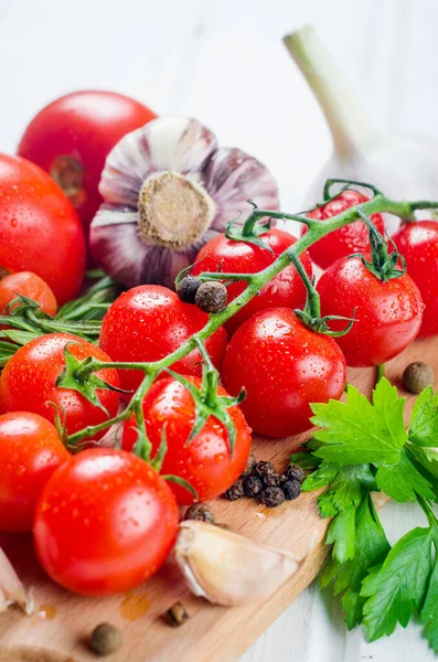 Ramo Jugosos Tomates Rojos Cereza Orgánicos Con Romero Verde Ajo —  Fotos de Stock