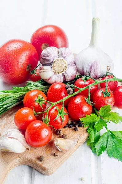 Ramo Jugosos Tomates Rojos Cereza Orgánicos Con Romero Verde Ajo —  Fotos de Stock