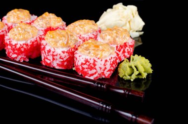 Havyarlı suşi rulosu alaska siyah arka plana yansıyor. Asya restoranı menüsü. Şablon düzenleme, metin için yer. 