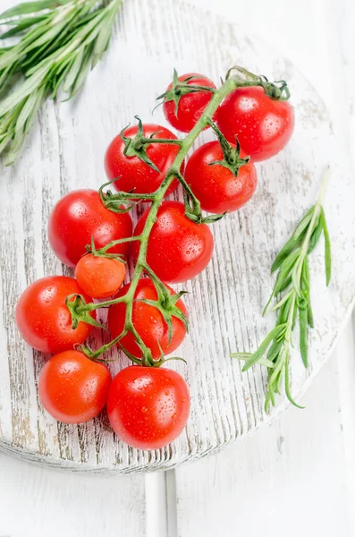 Ramo Jugosos Tomates Rojos Cereza Orgánicos Con Romero Verde Ajo —  Fotos de Stock
