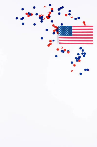 Amerykańska flaga i konfetti w kolorach narodowych Ameryki — Zdjęcie stockowe