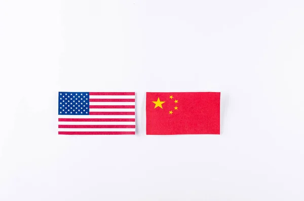 미국과 중국의 작은 깃발이다. 위의 하얀 배경. — 스톡 사진