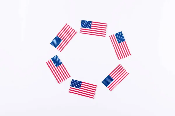 Bandera americana y confeti en colores nacionales de América —  Fotos de Stock