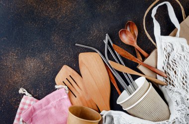 eko torbalar, bambu diş fırçası, yeniden kullanılabilir pipetler ve geri dönüşümlü sofra takımı