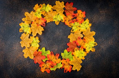 Renkli dekoratif yapraklı koyu sonbahar arkaplanı