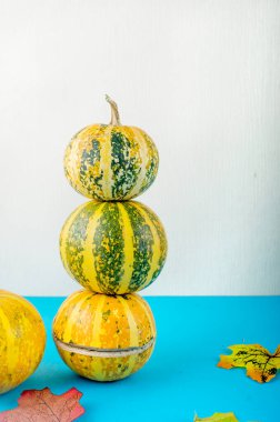 Sarı yapraklar ve balkabağı ile sonbahar arkaplanı