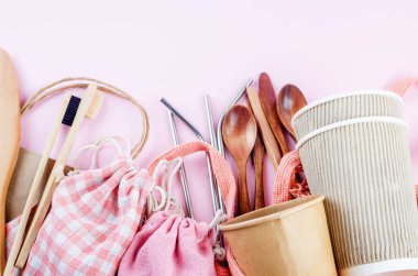 eko torbalar, bambu diş fırçası, yeniden kullanılabilir pipetler ve geri dönüşümlü sofra takımı