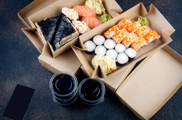 Chutné Sushi Rohlíky Papírových Krabicích Jedno Použití Omáčky Tmavém Stole — Stock fotografie