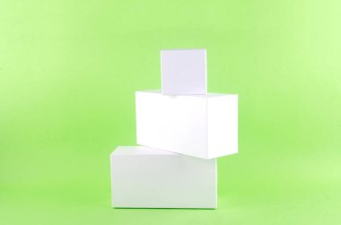 Üç beyaz geometrik figür, açık yeşil arka planda gölgeleri olan bir dikdörtgen. İmza için boş yeri olan soyut minimal sahne, taklit
