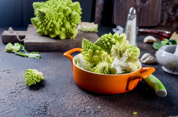 Fresh Green Romanesco Raw Organic Cabbage Ready Cooking Plate Cutting — Stock Photo, Image