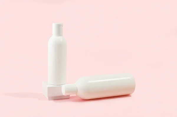 Zwei Kosmetikflaschen Auf Rosa Hintergrund Set Kosmetikprodukten Für Creme Balsam — Stockfoto