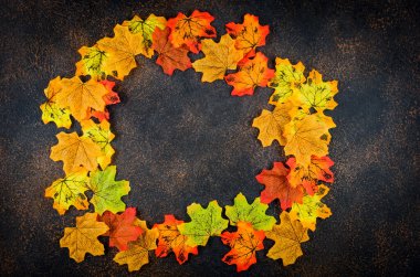 Sonbahar arkaplanı koyu beton arka planda renkli dekoratif yapraklar, sonbahar konsepti, fotokopi alanı, sonbahar konsepti veya sonbahar tatili, Şükran Günü, kopyalama alanı.