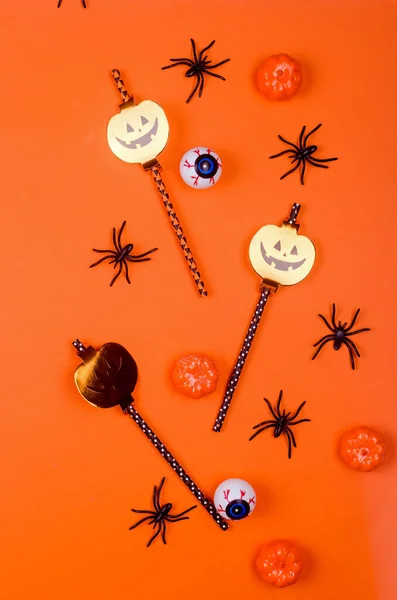 Halloween Feestcompositie Oranje Papieren Achtergrond Vlakke Lay Halloween Feestdecor Rietjes — Stockfoto