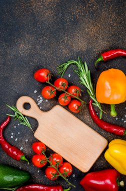 Taze sebzeler, baharatlar, otlar. Sağlıklı yemek pişirme malzemeleri ya da koyu kırsal arka planda salata yapmak için gereken malzemeler ve metnin için yer. Üst görünüm.