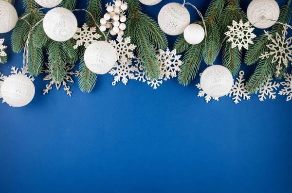 Χριστούγεννα Πρωτοχρονιά Φόντο Άσπρες Και Μπλε Μπάλες Διακοσμητικές Νιφάδες Χιονιού — Φωτογραφία Αρχείου