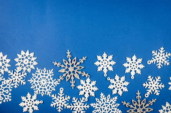 Natal Ano Novo Fundo Bolas Brancas Azuis Flocos Neve Decorativos — Fotografia de Stock