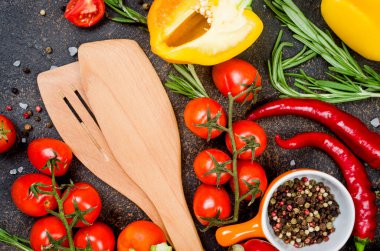 Taze sebzeler, baharatlar, otlar. Sağlıklı yemek pişirme malzemeleri ya da koyu kırsal arka planda salata yapmak için gereken malzemeler ve metnin için yer. Üst görünüm.