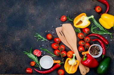 Taze sebzeler, baharatlar, otlar. Sağlıklı yemek pişirme malzemeleri ya da koyu kırsal arka planda salata yapmak için gereken malzemeler ve metnin için yer. Üst görünüm.