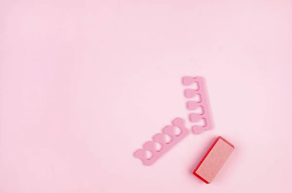 Fußpflege Pediküre Zubehör Set Werkzeuge Auf Rosa Hintergrund Draufsicht Kopierraum — Stockfoto