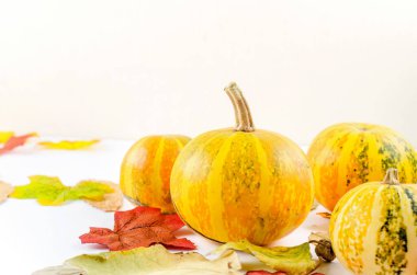 Sarı yapraklar ve balkabağı ile sonbahar arkaplanı