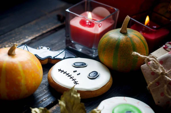 Herfstcompositie Met Peperkoek Voor Halloween Kaarsen Pompoenen Herfstbladeren Donker Houten — Stockfoto