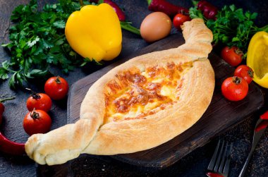 Peynir kapaklı Khachapuri. Mozzarella 'lı Adjarian turtası.
