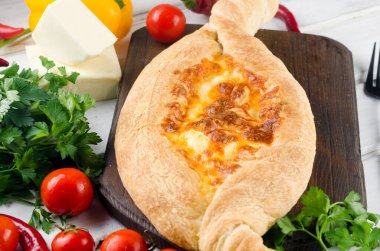 Peynir kapaklı Khachapuri. Mozzarella 'lı Adjarian turtası.