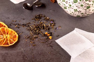 Çay karışımı çaydanlık ve çay fincanı. Arka planda çay poşetleri var. Düz yatıyordu. Üst görünüm. 