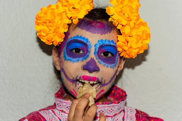カトリーナの化粧をした女の子の肖像画やスナックを食べる — ストック写真