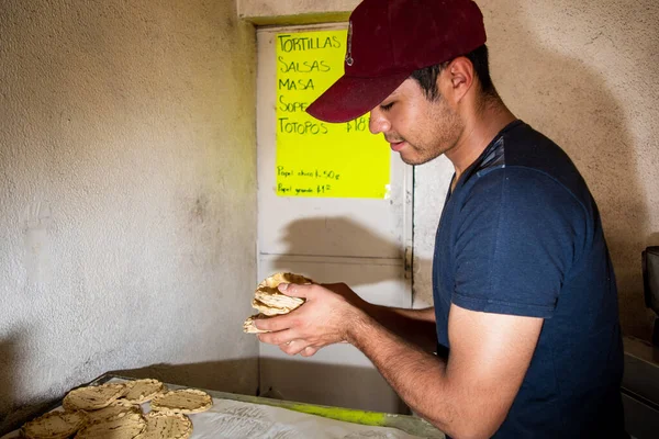 Mladý Muž Prodávající Tortilly Nixtamal Typickém Mexickém Obchodě — Stock fotografie