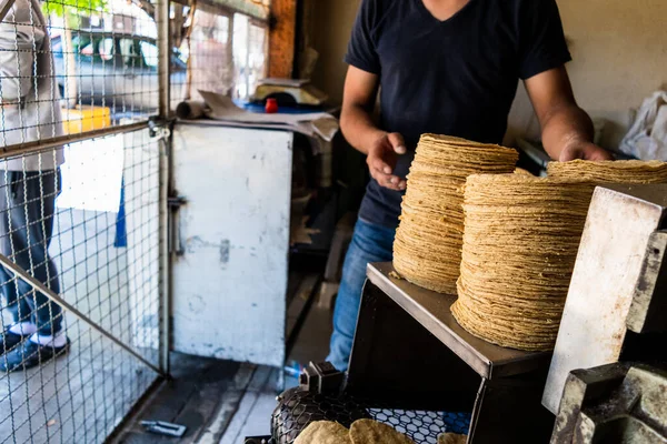 Joven Vendiendo Tortillas Nixtamal Tienda Típica Mexicana —  Fotos de Stock
