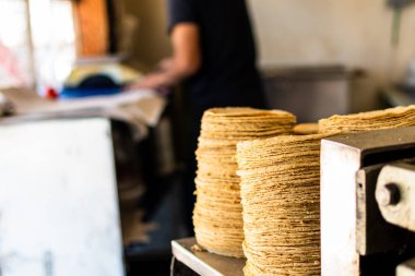 Tipik bir Meksika dükkanında tortilla makinesine istiflenmiş tortilla.