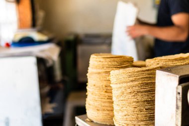 Tipik bir Meksika dükkanında tortilla makinesine istiflenmiş tortilla.