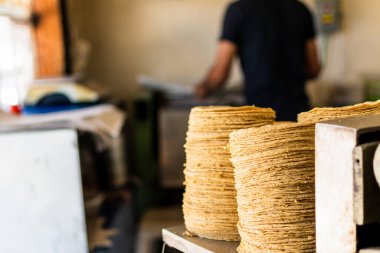 Tipik bir Meksika dükkanında tortilla makinesine istiflenmiş tortilla.