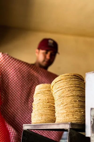 Tortillas Apiladas Una Máquina Tortillas Tiempo Hombre Las Está Cubriendo —  Fotos de Stock