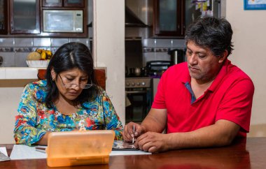 Kadın ve erkek kendi elleriyle metal kabartmalı çerçeve yapıyorlar.