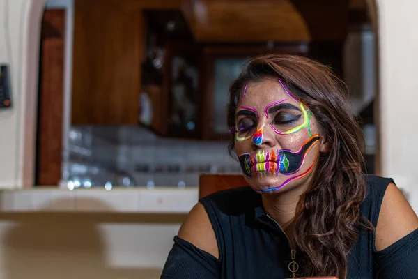 死者の日のパーティーのために別の女性に化粧をする女性 — ストック写真
